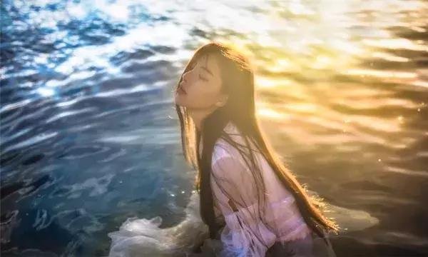 唯美句子摘抄：在文字里，遇见温柔与光